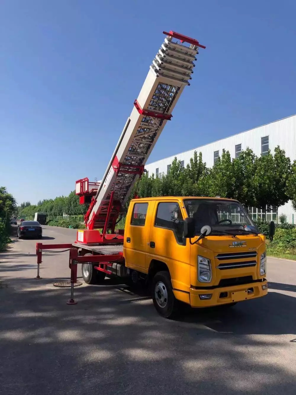 佛罗镇附近的云梯车出租服务：轻松解决高空作业需求