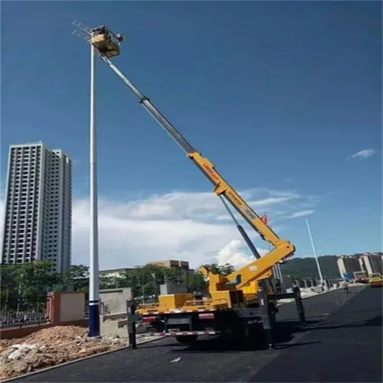 佛罗镇维修路灯的曲臂升降车出租